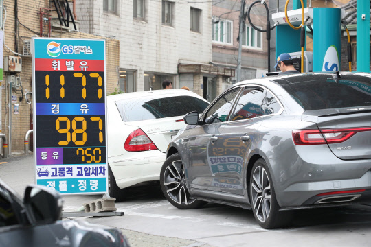 전국 주유소 휘발유 가격이 16주 연속 하락하며 리터당 1249원대를 기록했다. 사진은 지난 10일 서울 한 주유소에 리터당 휘발유와 경유 가격이 붙어 있는 모습. <연합뉴스>